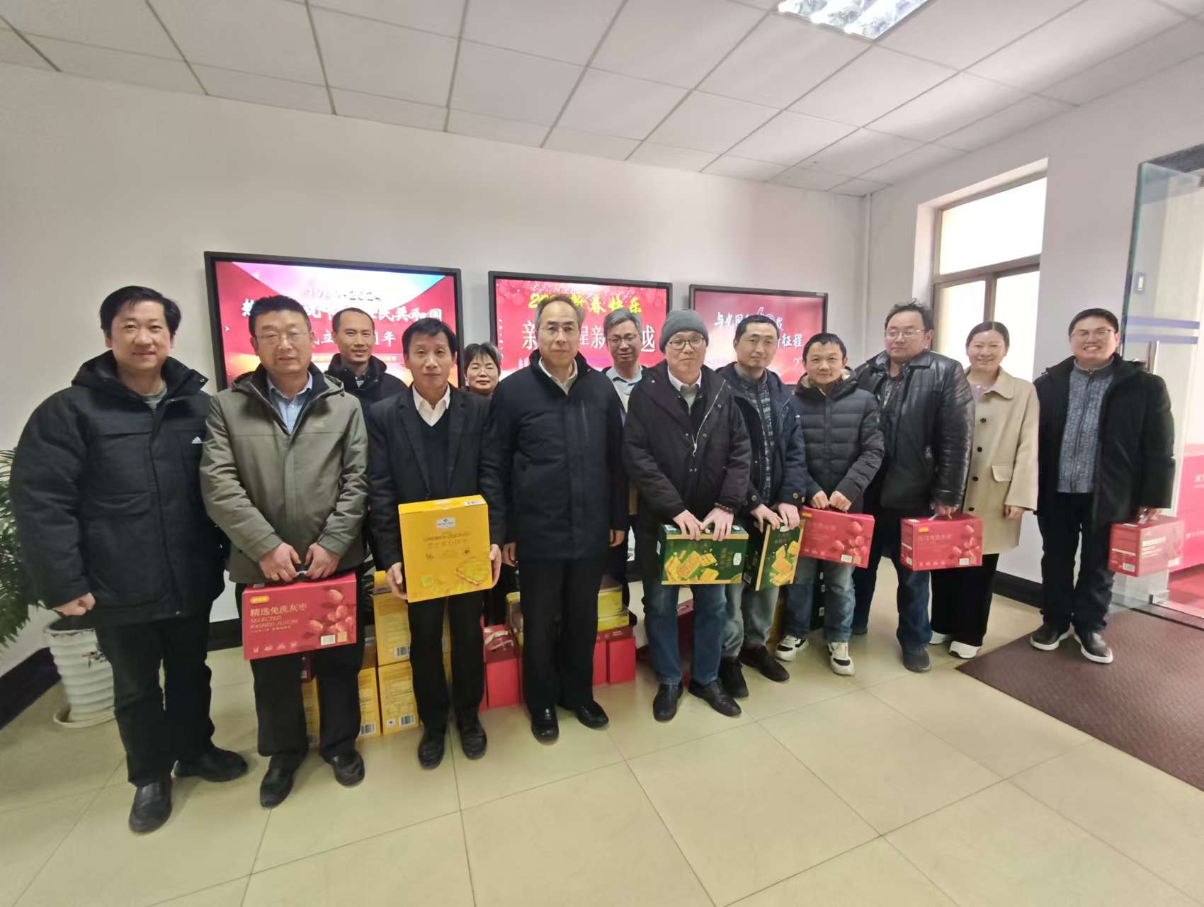 上海光机所多个科研团队春节坚守岗位开展科技攻坚，所领导开展走访慰问